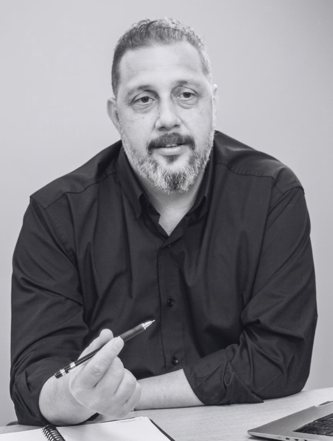 Luciano Passaretti em sessão de mentoria, anotando em caderno