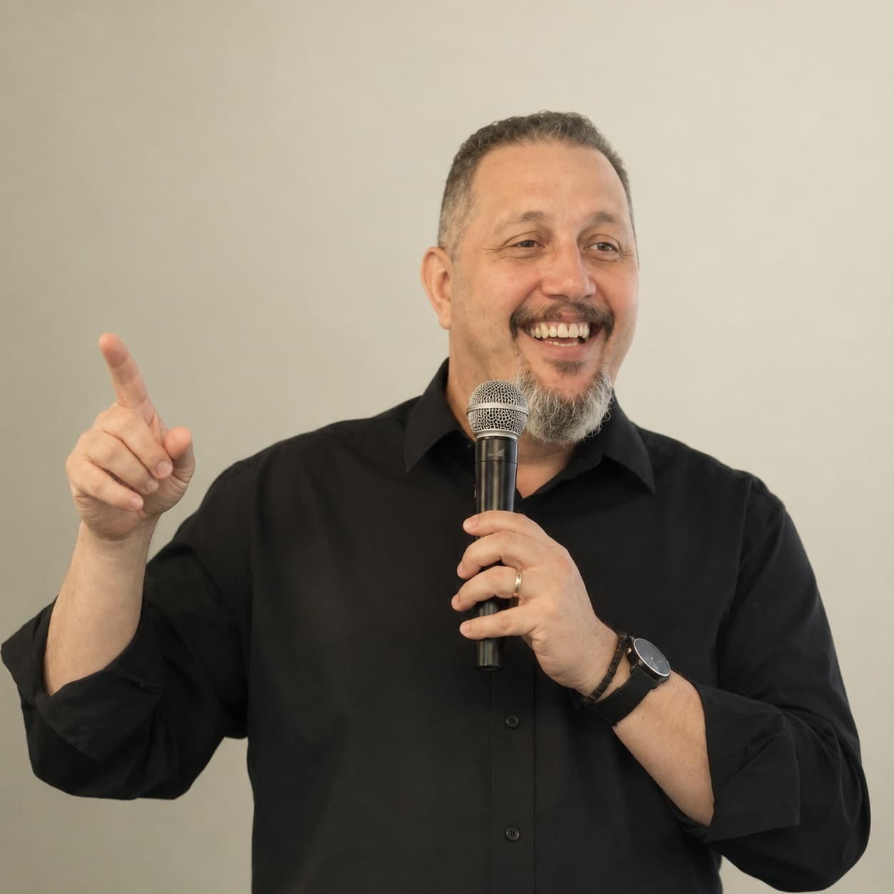 Retrato de Luciano Passaretti com microfone, sorrindo